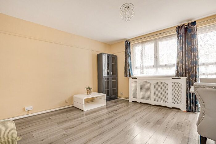 2 Bedroom Flat To Rent In Gibbs Green, Barons Court, W14