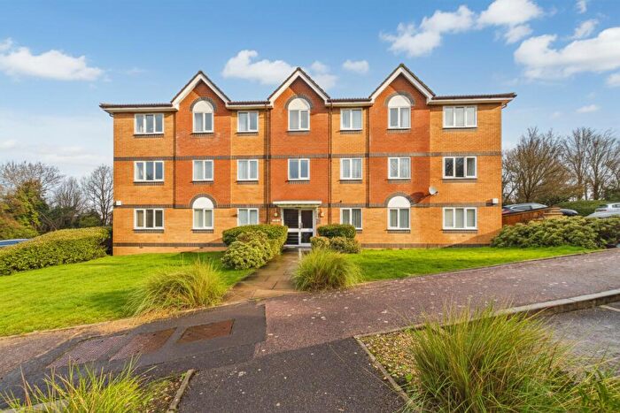 2 Bedroom Flat For Sale In Hebbecastle Down, Warfield, Berkshire, RG42