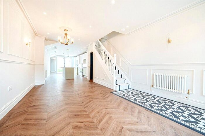 4 Bedroom Semi-Detached House To Rent In Brunswick Crescent, London, N11