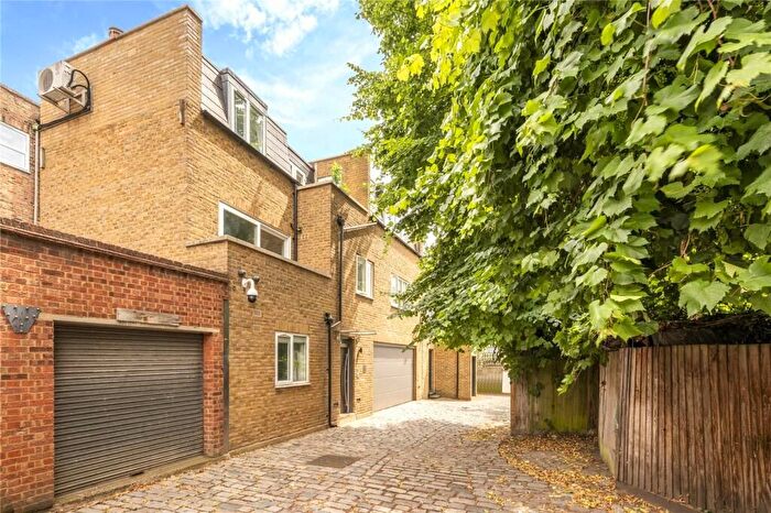 4 Bedroom Mews To Rent In Camden, NW1