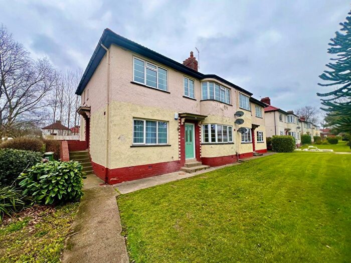 2 Bedroom Flat To Rent In Otley Road, Leeds, West Yorkshire, LS16