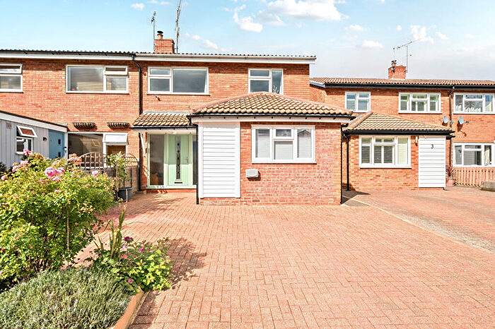 4 Bedroom Semi-Detached House For Sale In College Close, Flamstead, AL3