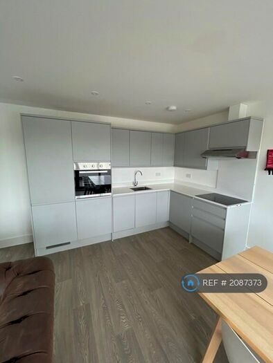 3 Bedroom Flat To Rent In Quadrant Court, London, N18