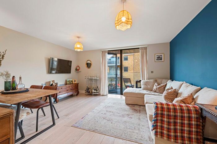 1 Bedroom Flat For Sale In Antoinette Close, Kingston Upon Thames, KT1