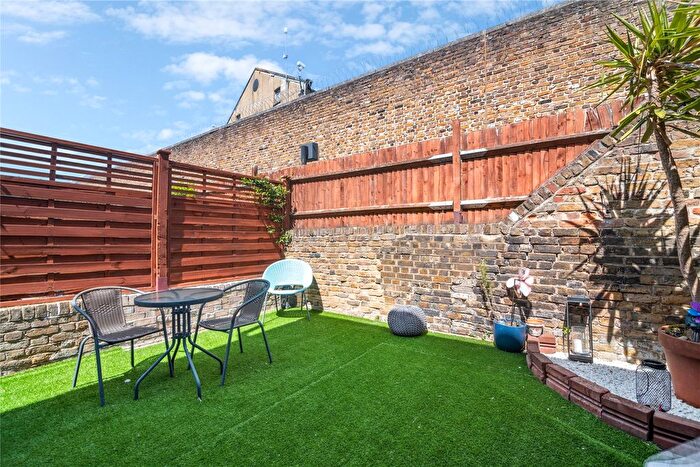 3 Bedroom Flat To Rent In Heathfield Square, London, SW18