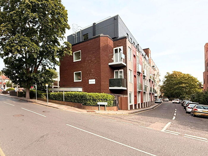 2 Bedroom Flat For Sale In Knoll Rise, Orpington, BR6