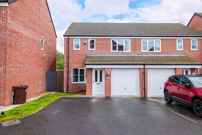 3 Bedroom Semi Detached House For Sale In Chambers Close, Castleford, WF10