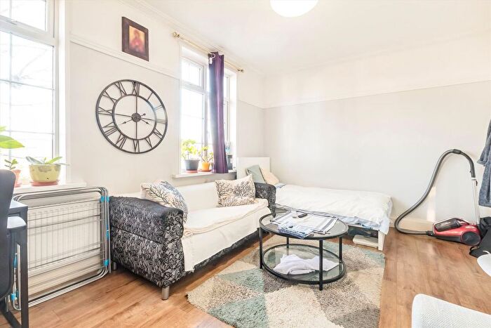 3 Bedroom Flat To Rent In Northfield Avenue, London, W5