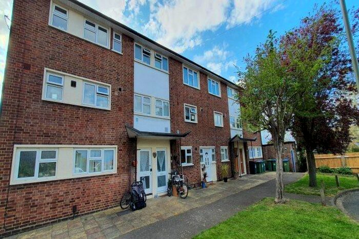 2 Bedroom Flat To Rent In Ray Road, West Molesey, KT8
