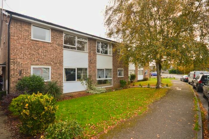 2 Bedroom Flat To Rent In Cromwell Avenue, Lea Park, Thame, Oxfordshire, OX9