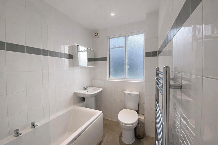 3 Bedroom Flat To Rent In Brixton Village, Coldharbour Lane, Brixton, SW9