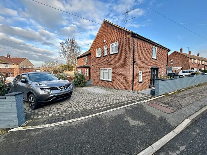 3 Bedroom Semi Detached House For Sale In Broadgate, Waltham Abbey, EN9