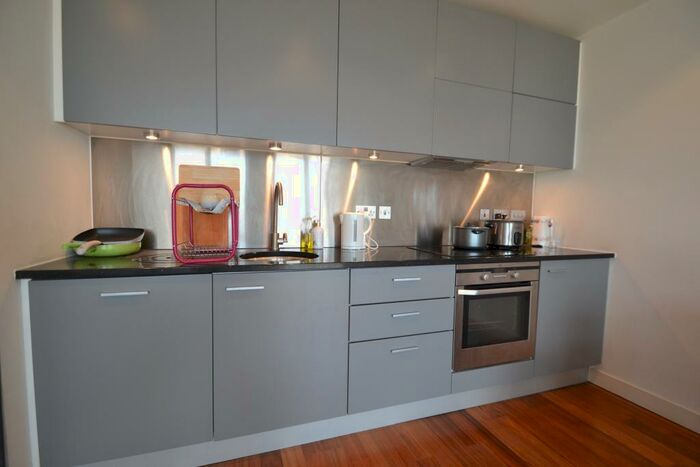 1 Bedroom Flat To Rent In Admiral House, - Newport Road, City Centre, CF24