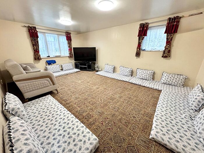 2 Bedroom Flat To Rent In Cam House, Apprentice Gardens, Northolt, Greater London, UB5