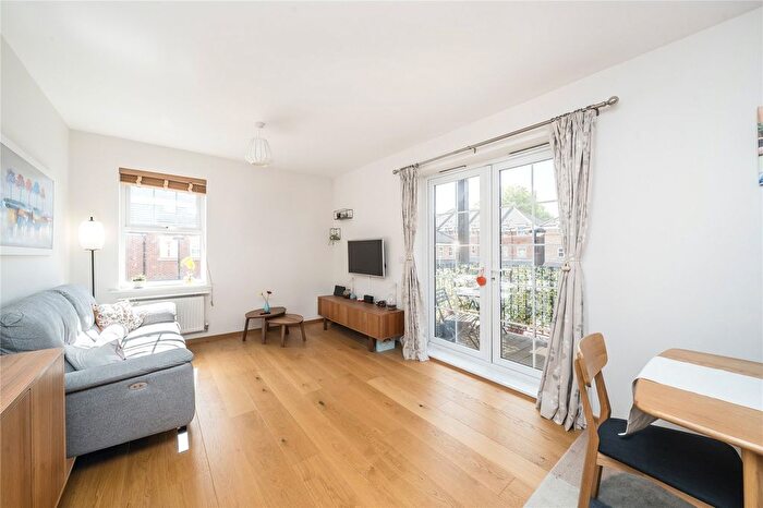 2 Bedroom Flat For Sale In Coppetts Road, London, N10