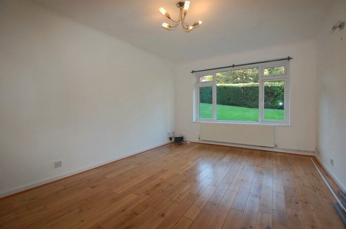 2 Bedroom Ground Flat To Rent In Park Hill Road, Bromley, BR2