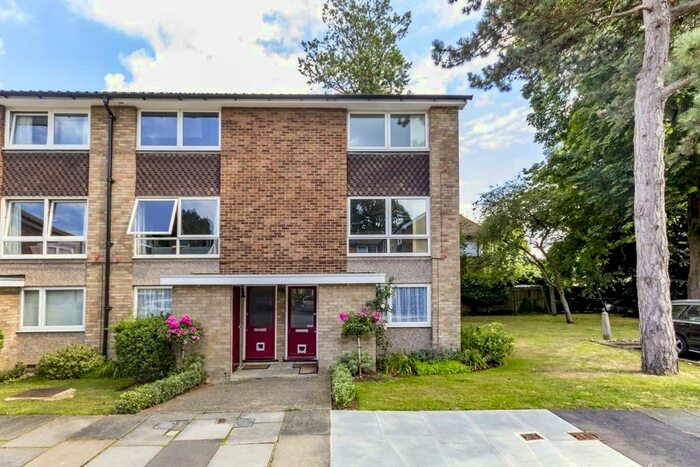 2 Bedroom Flat To Rent In The Wilderness, Hampton Hill, Hampton, TW12