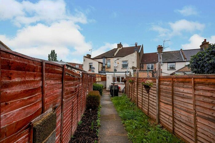 2 Bedroom Detached House To Rent In Stanhope Road, Swanscombe, Kent, DA10