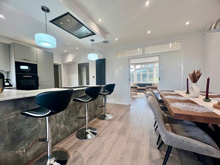 5 Bedroom Semi-Detached House To Rent In Alandale Drive, Pinner, HA5