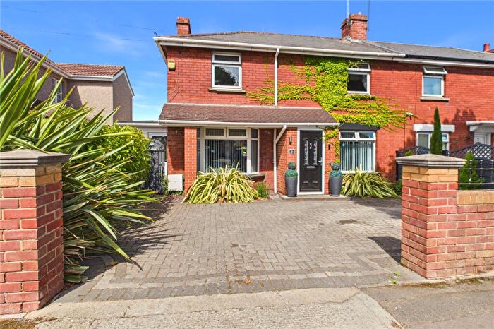 3 Bedroom Semi Detached House For Sale In Chestnut Avenue, Swindon, Wiltshire, SN2