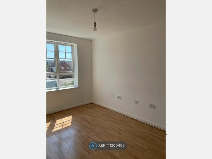 2 Bedroom Flat To Rent In Greenhaven Drive, London, SE28