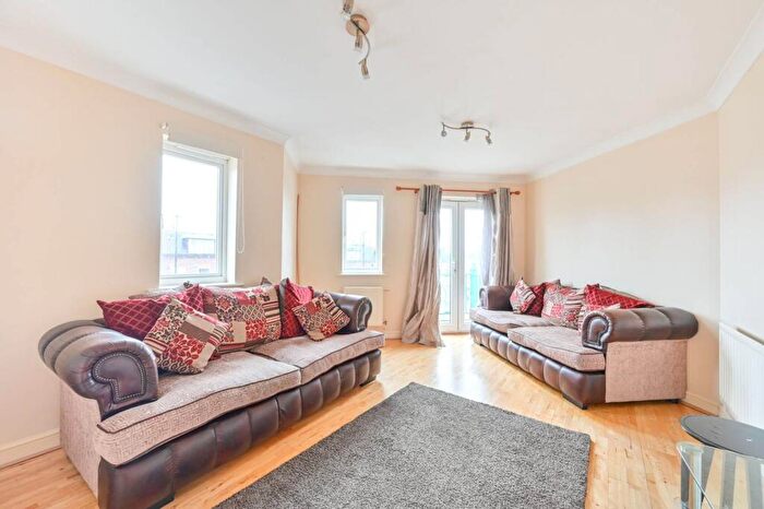 2 Bedroom Flat To Rent In High Road, Harrow Weald, Harrow, HA3