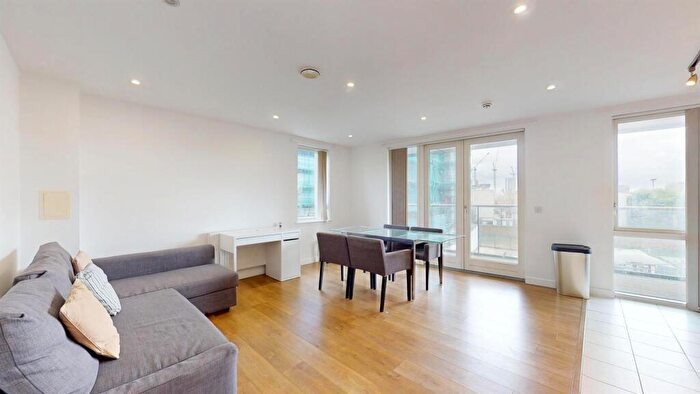 3 Bedroom Apartment To Rent In Equinox Square, London, E14
