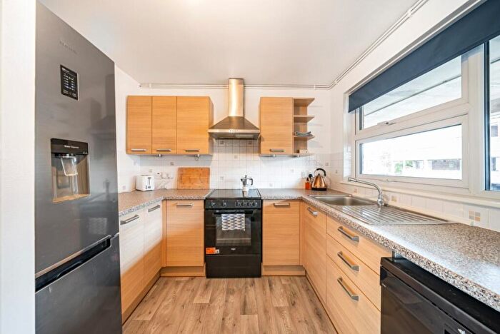 1 Bedroom Flat To Rent In Larch Close, London, SW12