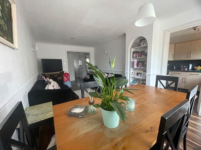2 Bedroom Flat To Rent In Haydon Close, Enfield, EN1