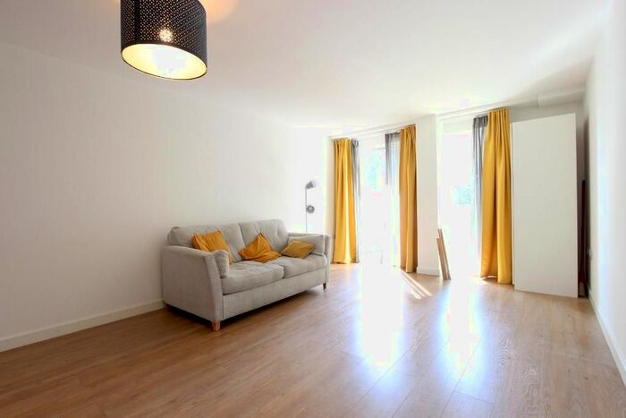 1 Bedroom Studio To Rent In Cargreen Road, London, SE25