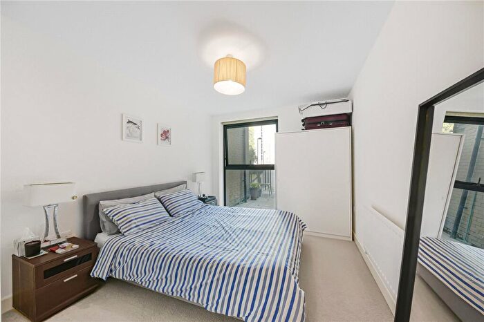1 Bedroom Flat To Rent In Aragon Court, Kennington Park Square, SE11