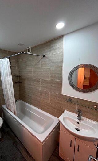 2 Bedroom Flat To Rent In Vicarage Road, Morriston, SA6