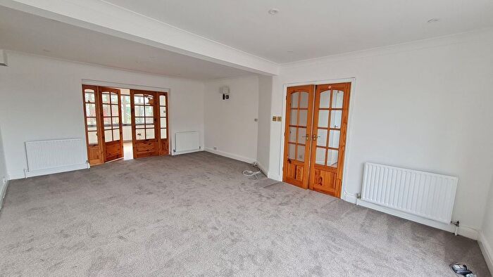 3 Bedroom Detached House To Rent In Edgware Way, Edgware, HA8