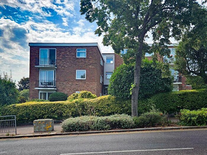 2 Bedroom Flat For Sale In Chalkwell Avenue, Westcliff-On-Sea, SS0