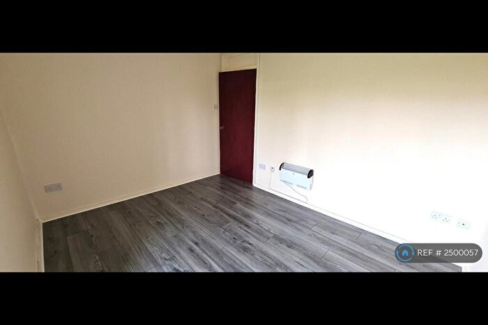 2 Bedroom Flat To Rent In Banner Road, Glasgow, G13