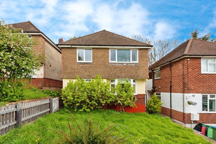 2 Bedroom Flat For Sale In Vale Drive, Southampton, Hampshire, SO18