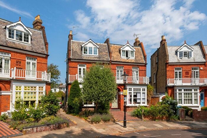 1 Bedroom Flat For Sale In Lawn Crescent, Kew, Richmond, Surrey, TW9