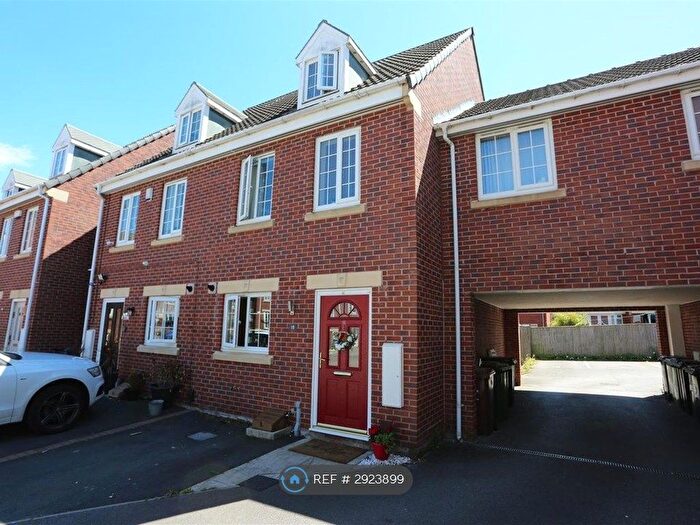 3 Bedroom Semi-Detached House To Rent In Murray Drive, Leeds, LS10
