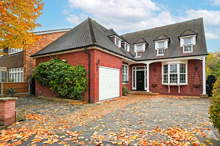 3 Bedroom House For Sale In Grove Park, Wanstead, E11