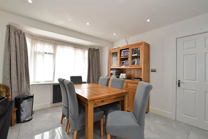 5 Bedroom Semi Detached House For Sale In Chadwell Avenue, Romford, Essex, RM6