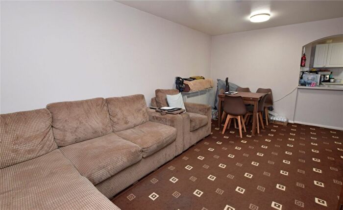 1 Bedroom Flat For Sale In Express Drive, Ilford, Essex, IG3