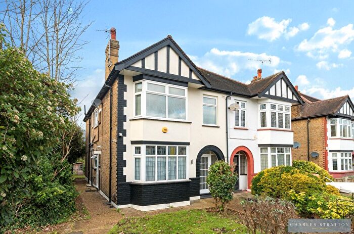 3 Bedroom Maisonette For Sale In Lodge Avenue, Gidea Park, RM2