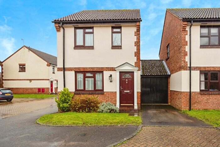 3 Bedroom Link Detached House For Sale In Mitchells Close, Shalford, Guildford, Surrey, GU4