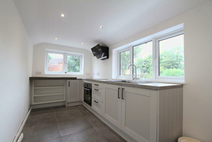 2 Bedroom Apartment To Rent In Warwick Road, Banbury, Oxon, OX16