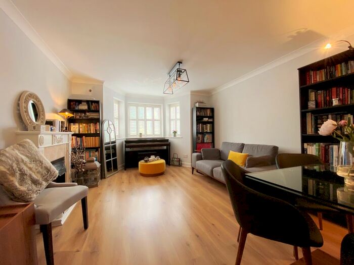 2 Bedroom Flat To Rent In Cobham, KT11