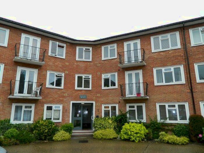2 Bedroom Flat To Rent In Waverley Court, Bishopric, Horsham RH12