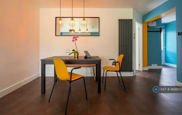 3 Bedroom Maisonette To Rent In Turnpike Link, Croydon, CR0