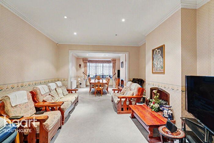 5 Bedroom Semi-Detached House For Sale In Cat Hill, Barnet, EN4
