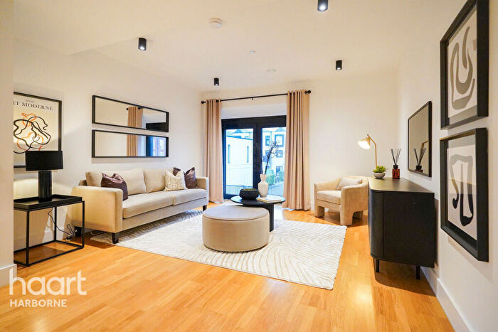 2 Bedroom Apartment For Sale In South Loop Green, Birmingham, B16