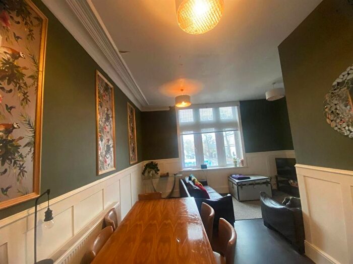 5 Bedroom Semi-detached House To Rent In A Wilmslow Road, Manchester, M14